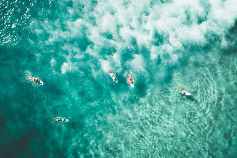 Surfeurs de l’école Lanzasurf à Famara, Lanzarote